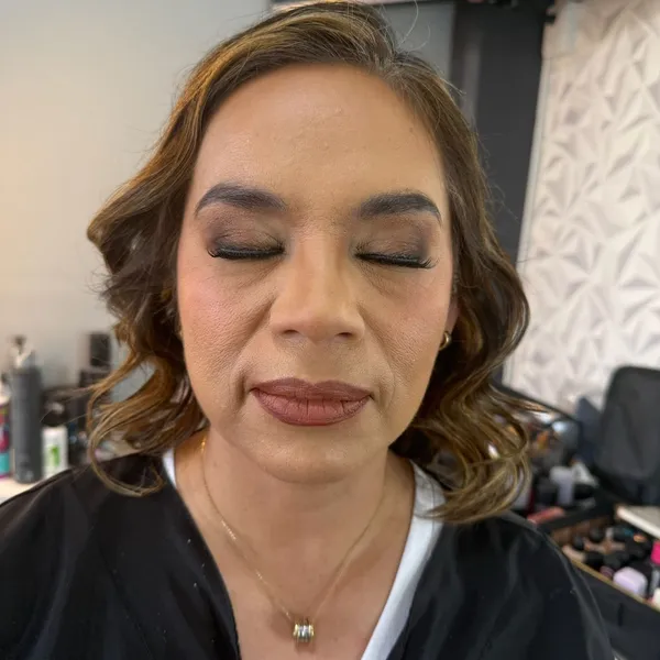 Servicio de maquillaje y peinado profesional para eventos en Metepec